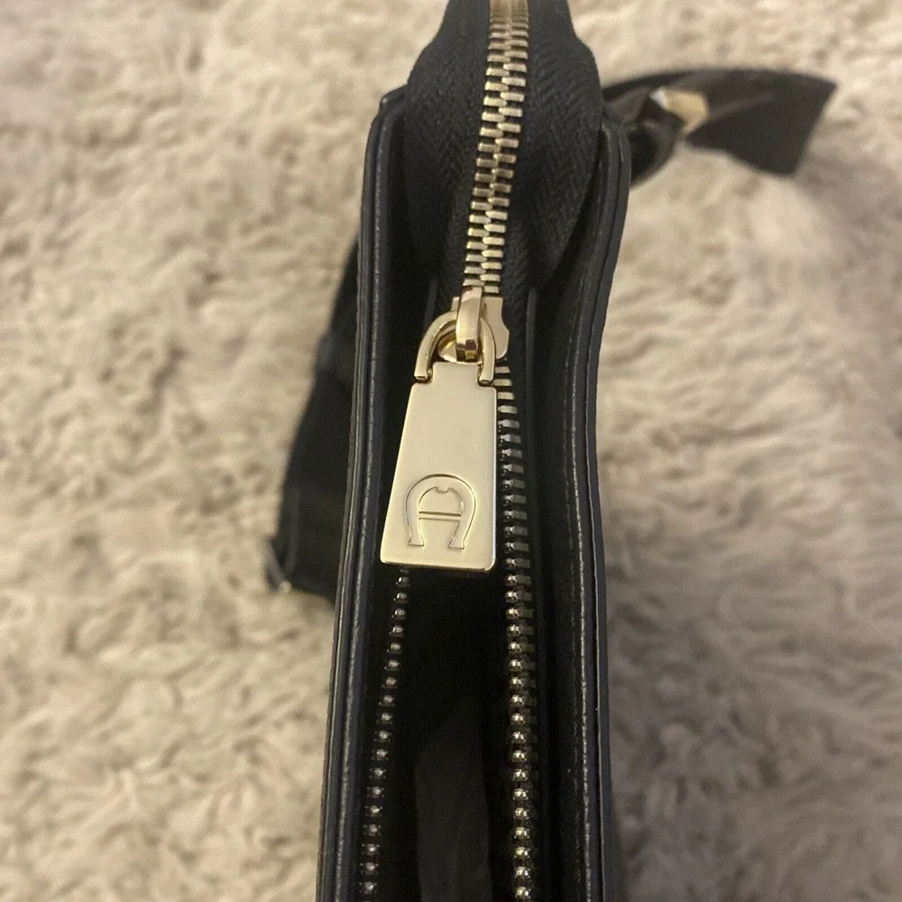 Aigner  Ivy S Hobo Handbag Purse‎ Black NWOT Crossbody